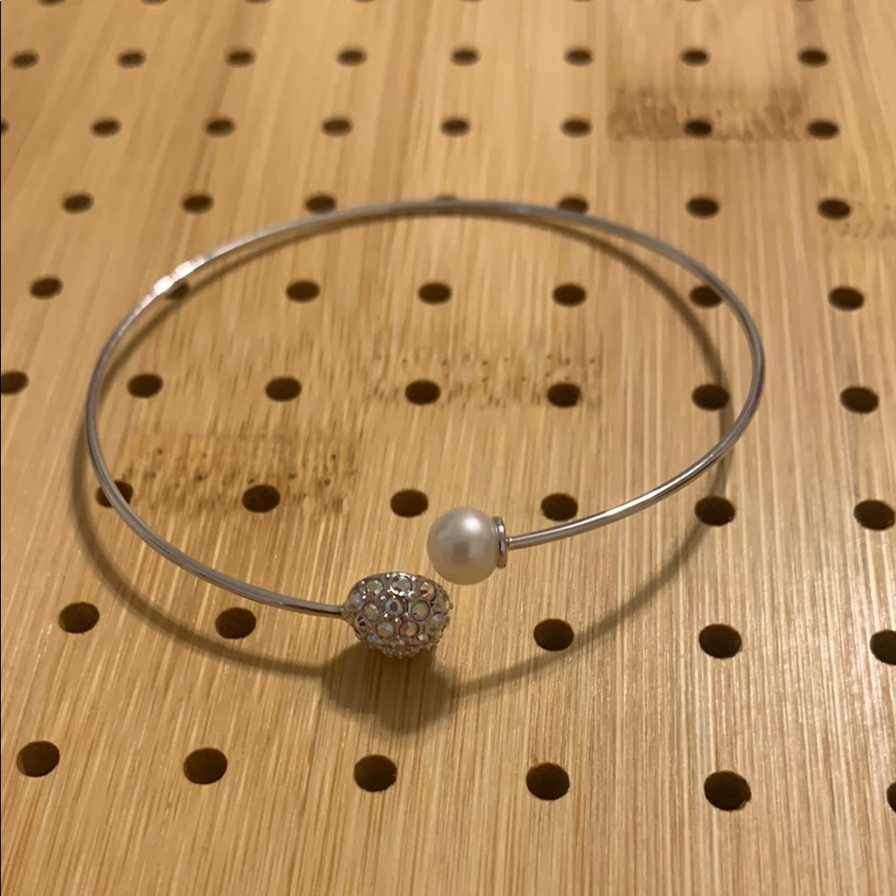 Vantel Pearls Silver and White Bracelet with Modern Elegance